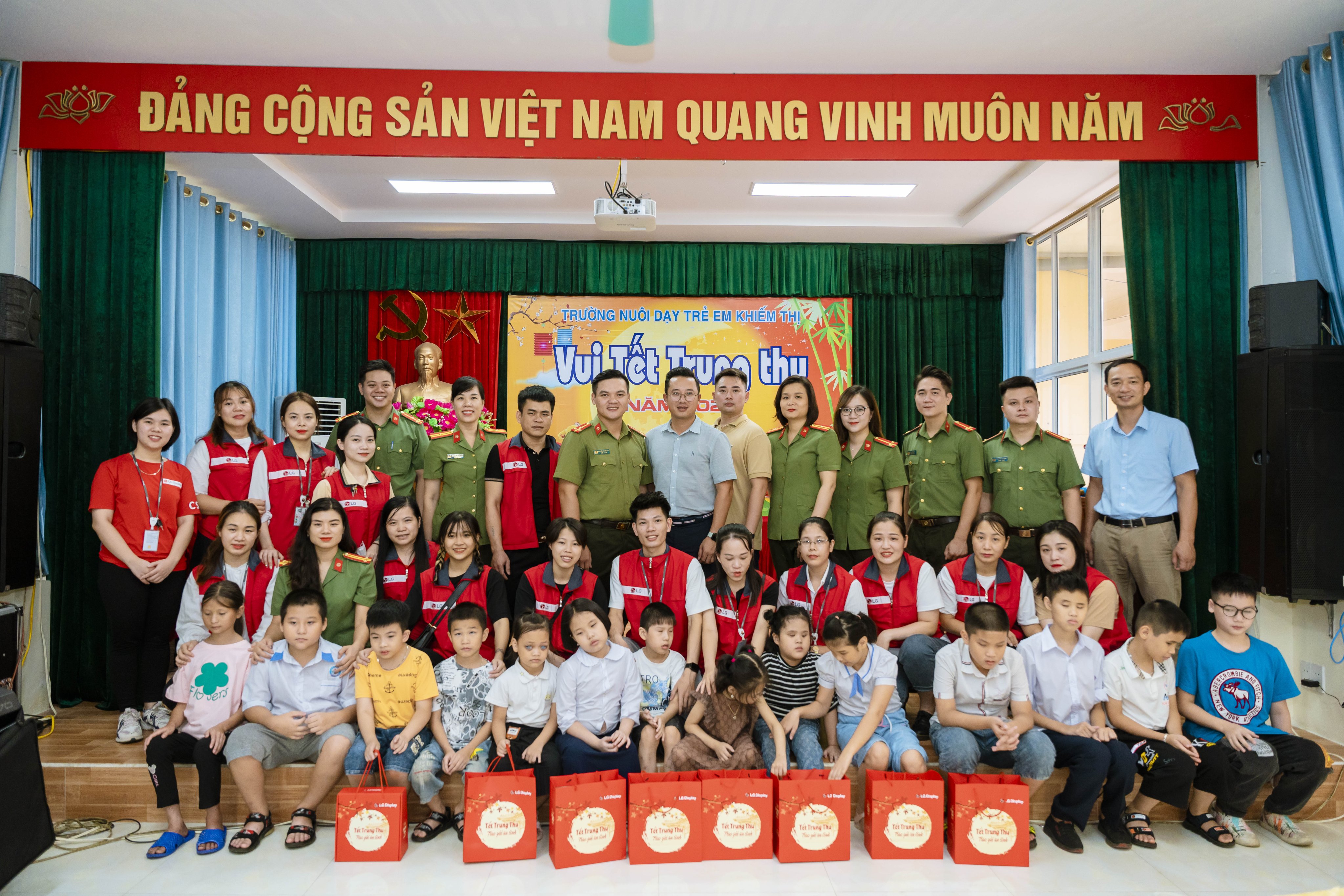 Phòng An ninh kinh tế - CATP phối hợp Công ty TNHH LG Display Việt Nam Hải Phòng tặng 150 suất quà Trung thu